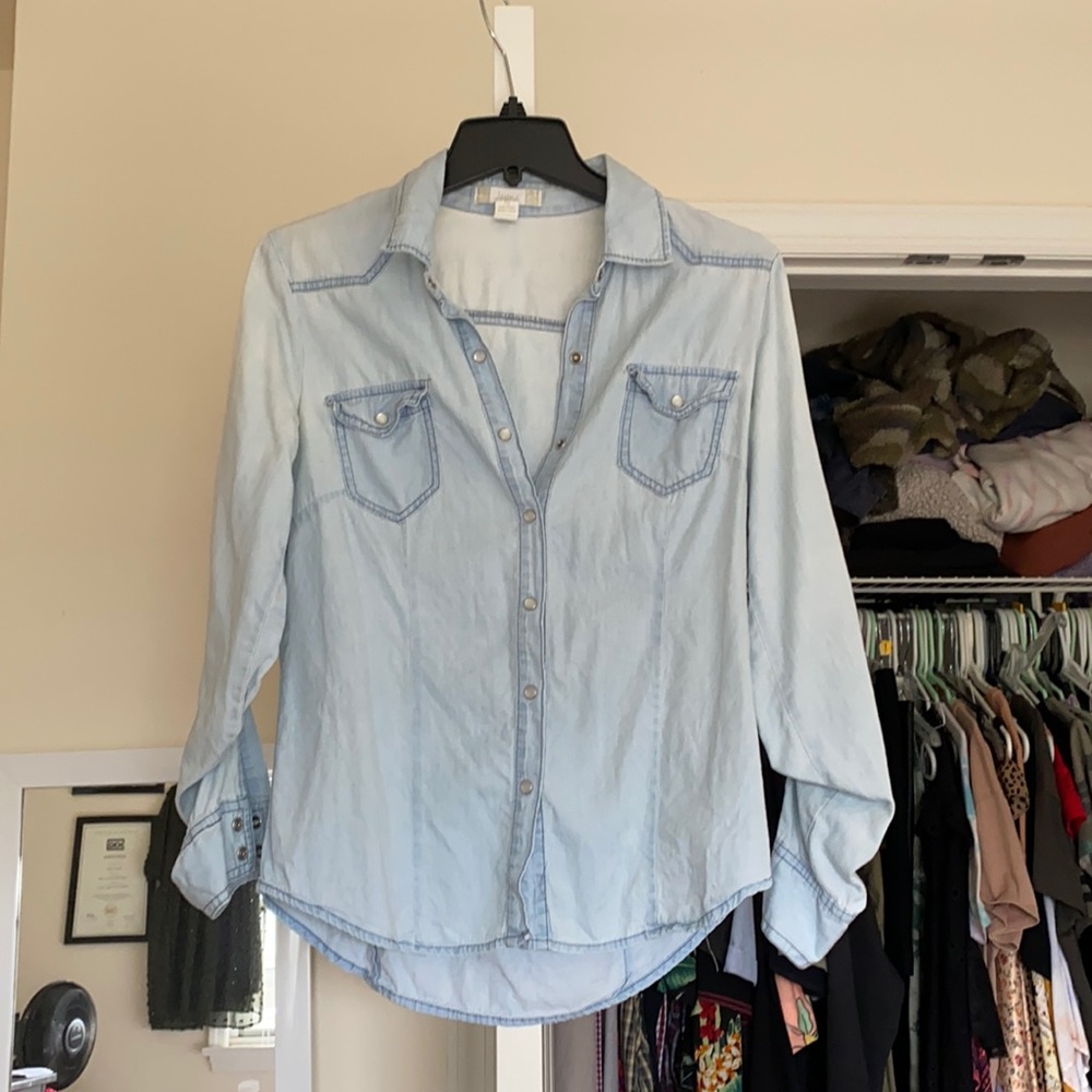 Acid washed denim button down! Perfect for fall! ✨